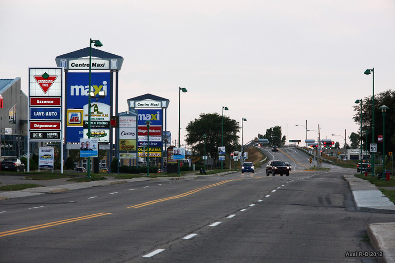 Vue de la route et des commerces à Trois-Rivières Ouest