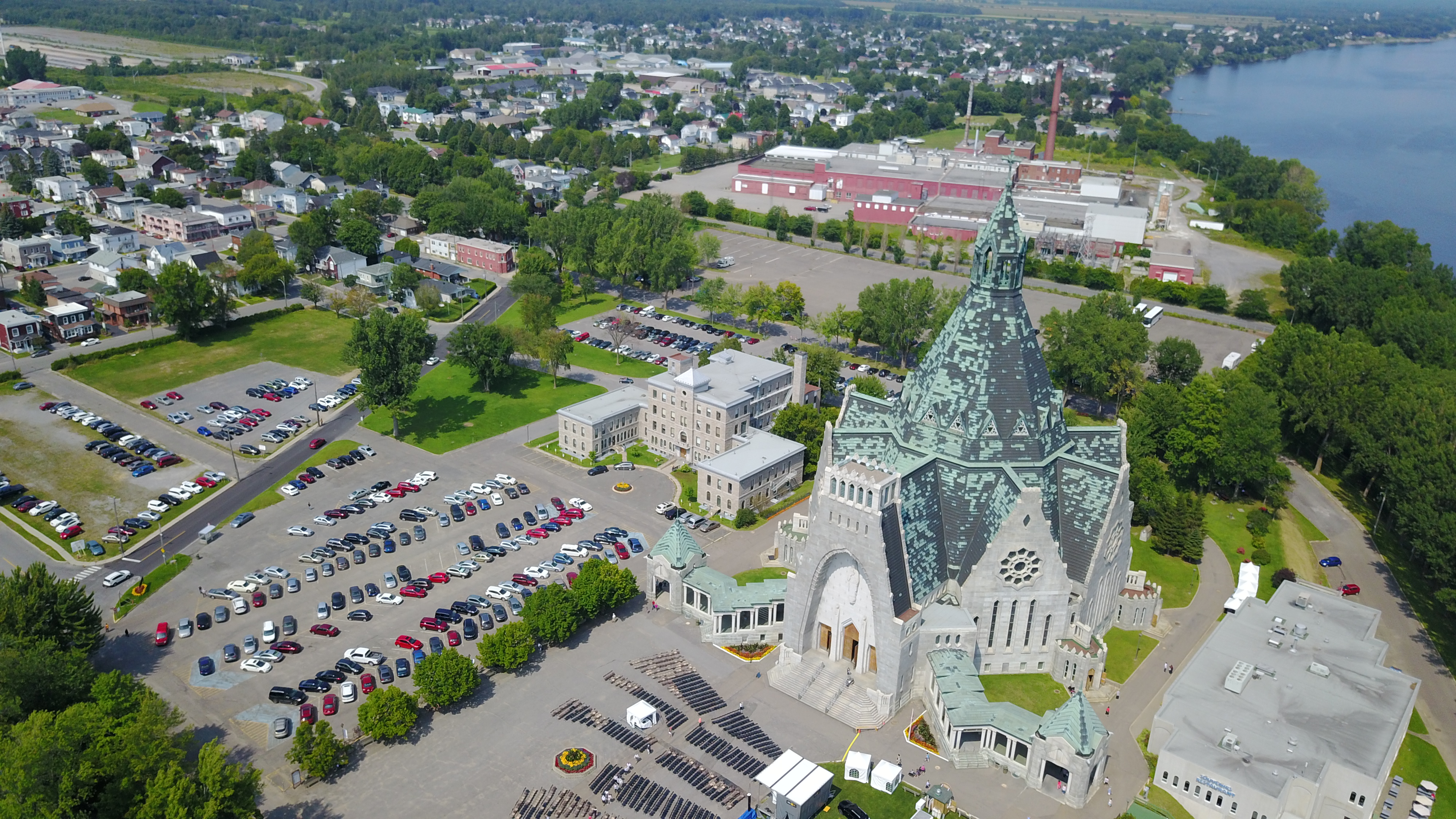 La basilique Notre-Dame-du-Cap et ses environs à Cap-de-la-Madeleine