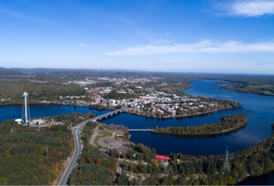 Vue aérienne de Shawinigan, de la rivière et de ses ponts